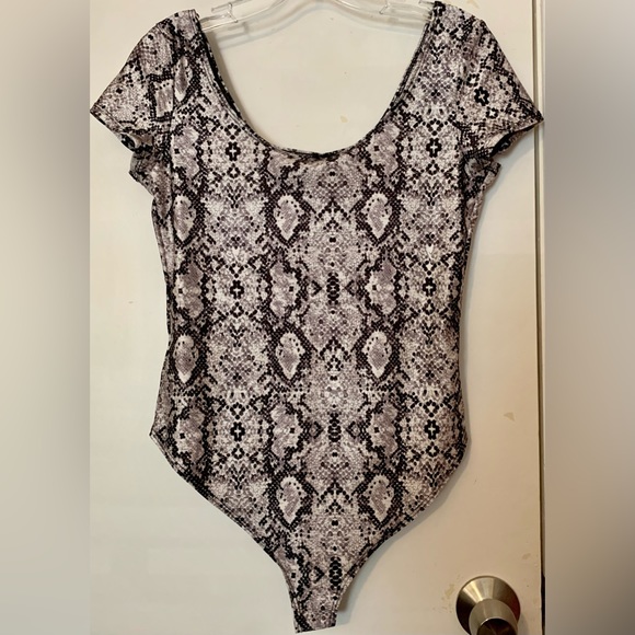 Haute Monde Women’s Gray Snakeskin Bodysuit Shortsleeved Top Sz M - Picture 2 of 5